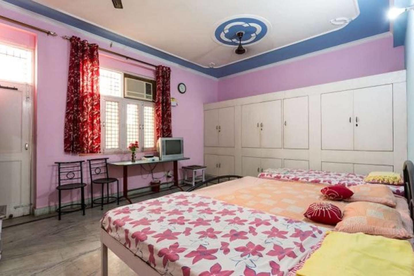 Balaji Guest House - Home Stay เกรทเตอร์นอยดา ภายนอก รูปภาพ